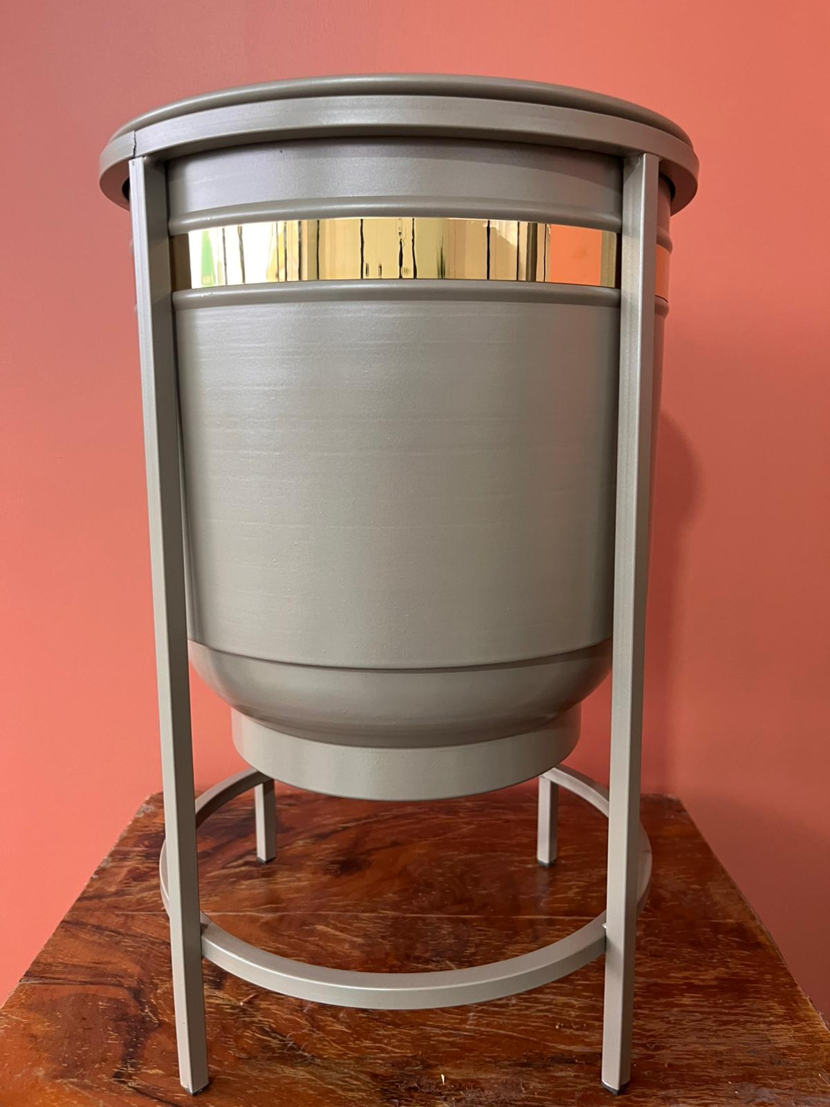 Luna Black Metal Saksı – Modern Ayaklı Siyah Metal Dekoratif Saksı