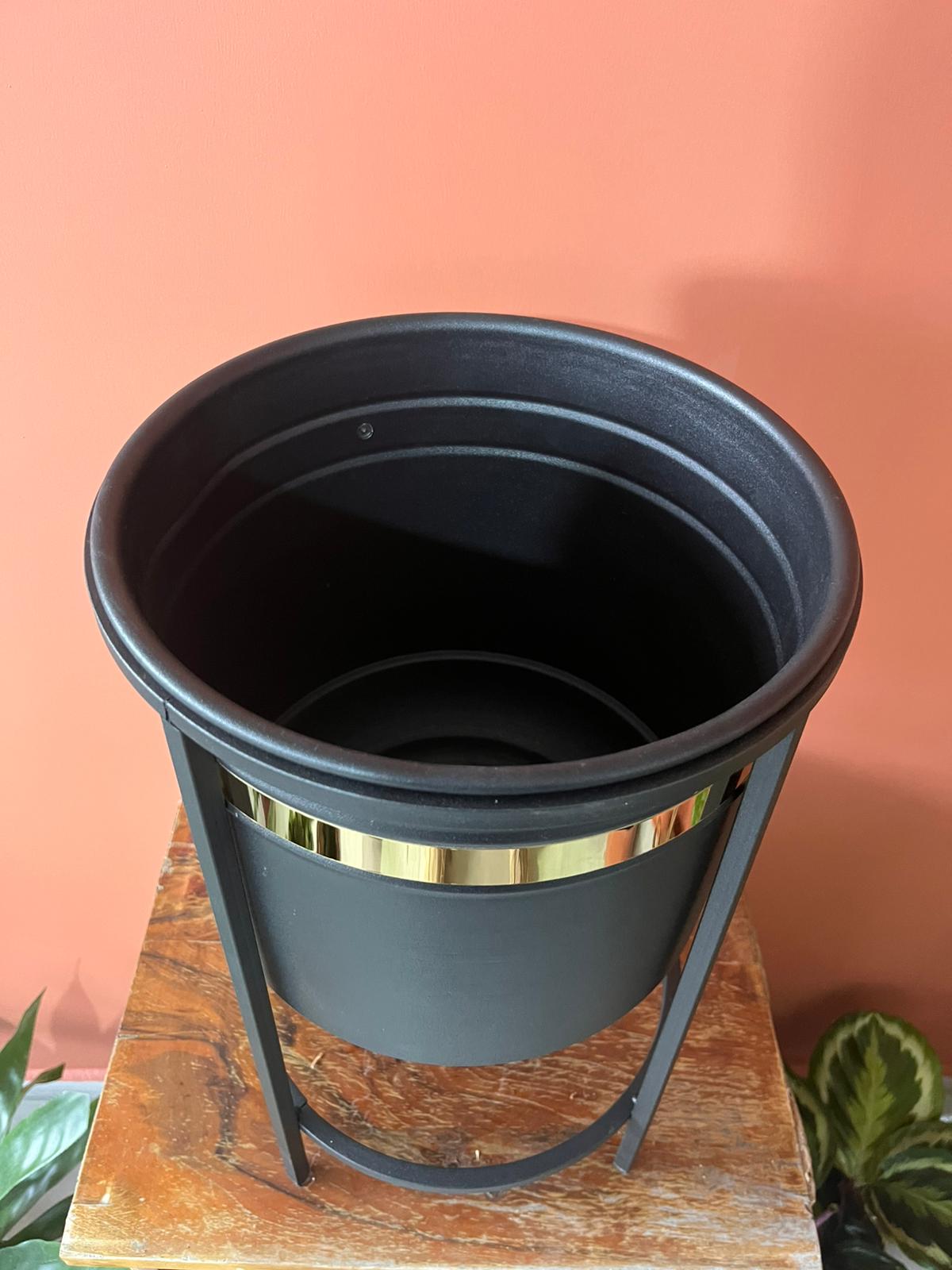 Luna Black Metal Saksı – Modern Ayaklı Siyah Metal Dekoratif Saksı