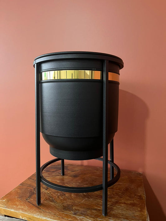 Luna Black Metal Saksı – Modern Ayaklı Siyah Metal Dekoratif Saksı