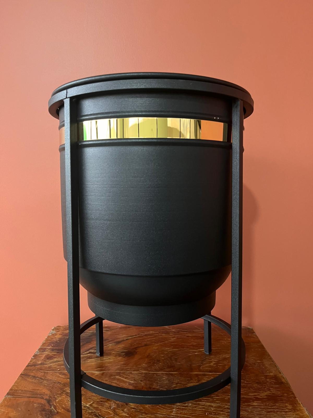 Luna Black Metal Saksı – Modern Ayaklı Siyah Metal Dekoratif Saksı