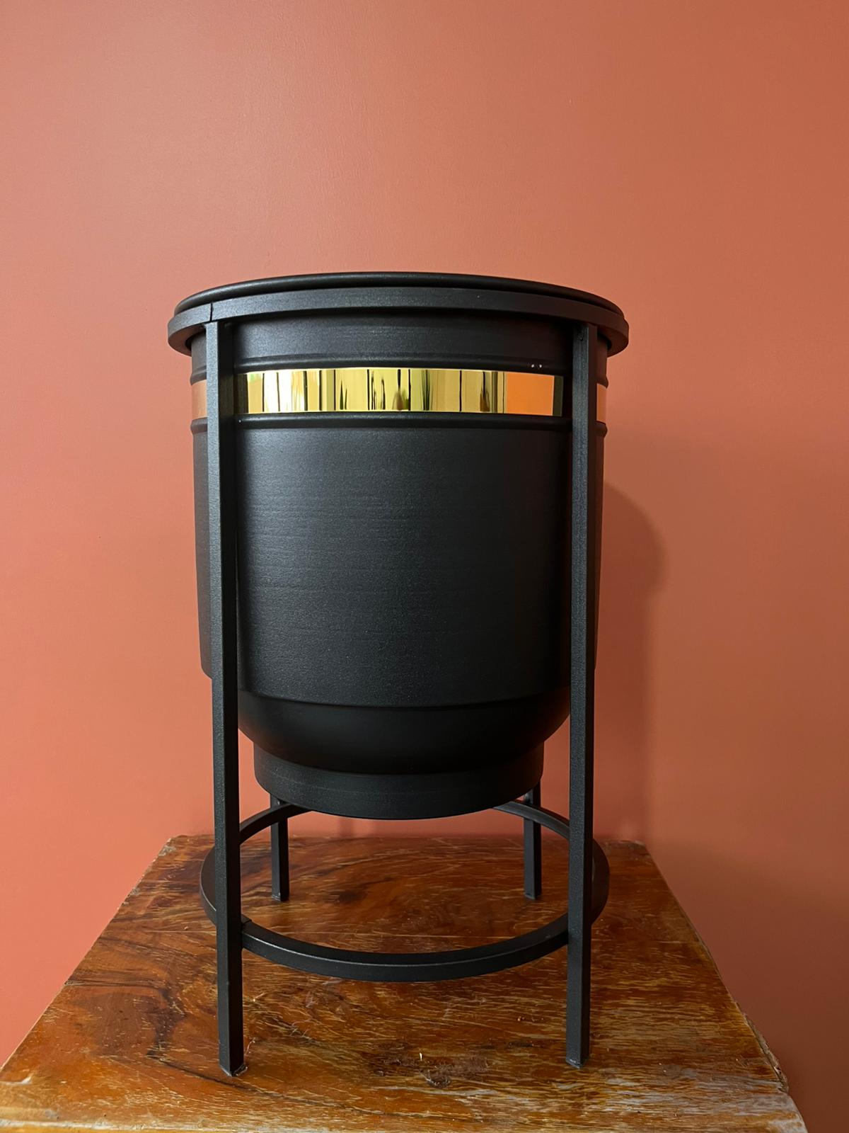 Luna Black Metal Saksı – Modern Ayaklı Siyah Metal Dekoratif Saksı