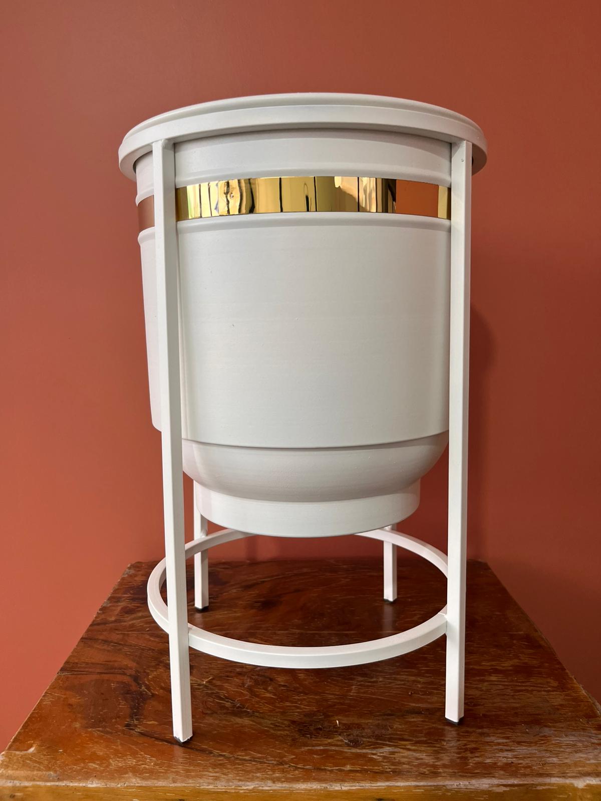 Luna Black Metal Saksı – Modern Ayaklı Siyah Metal Dekoratif Saksı